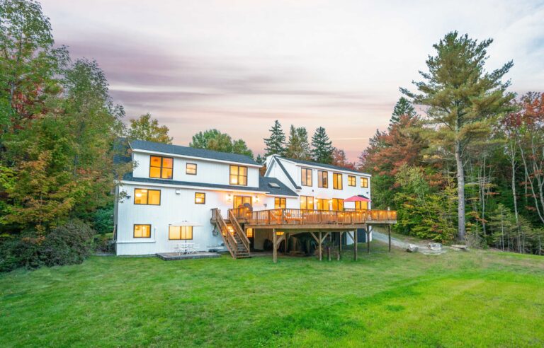 Valley View Villa deck and yard
