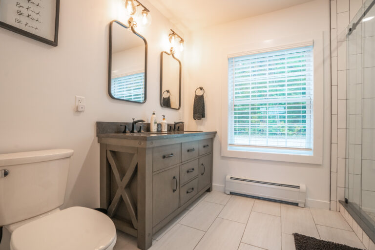 Bathroom with modern tiles