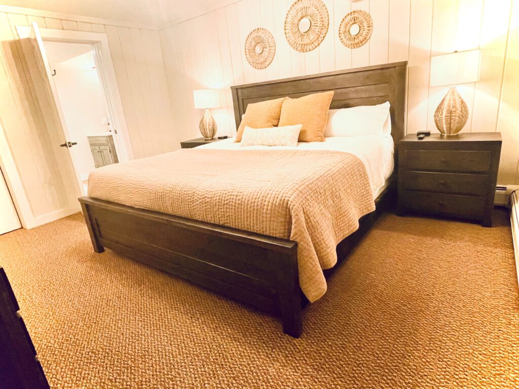 Bear's den bedroom with king sized bed and en suite bathroom